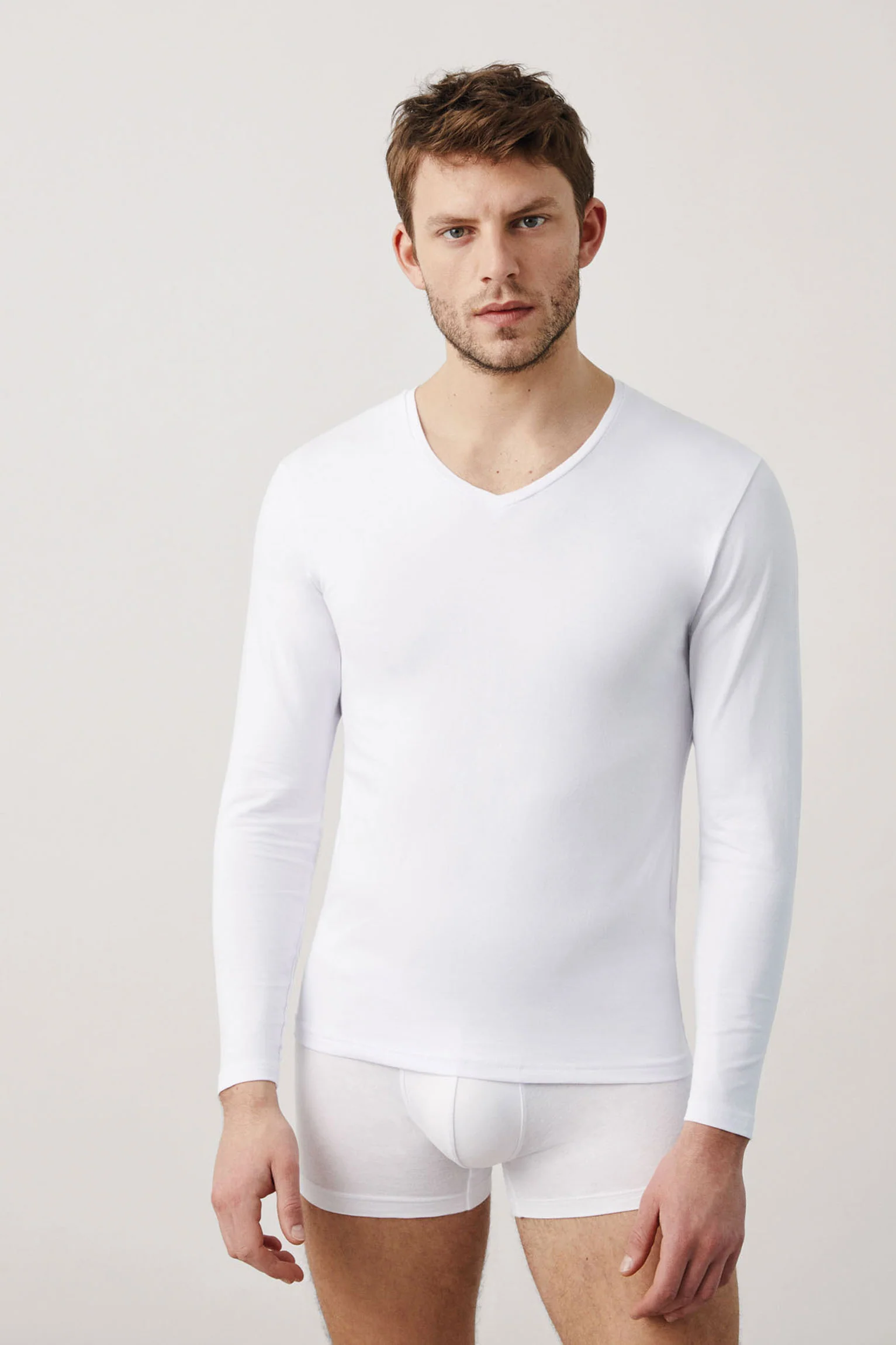 Maillot de corps blanc à manches longues et col en V