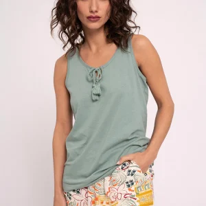 Pyjama court femme avec détail décolleté | MUYDEMI