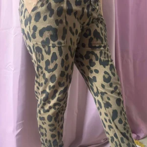 356 Pantalon léopard