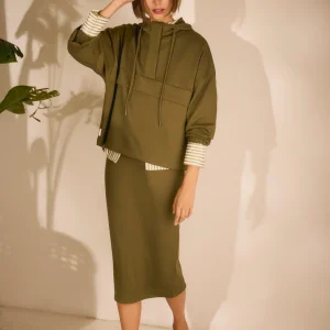 Sweat à capuche et jupe verte