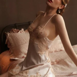 Nuisette en Patchwork de Dentelles Blanches