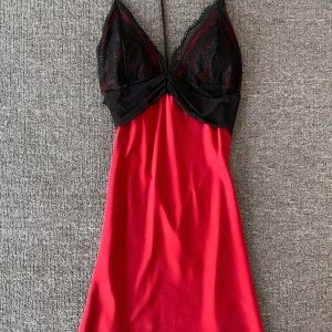 Nuisette Raffinée en Dentelle Rouge