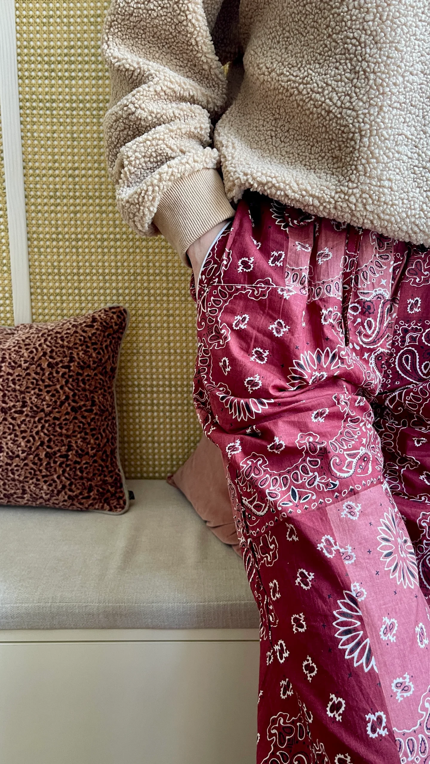 Pyjama pantalon Hari imprimé patchwork bandana bordeaux – Image 7